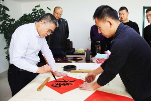 妙筆丹青描萬福，墨香四溢喜萬家             ——新能源公司開展“送萬福進萬家”活動